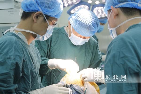 多年关节炎女子成“O型腿”双膝关节置换使其“直立”行走