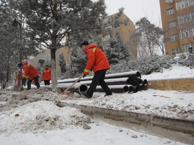 鸡西市迎来狗年首场大雪 环卫工人昼夜清雪保畅通