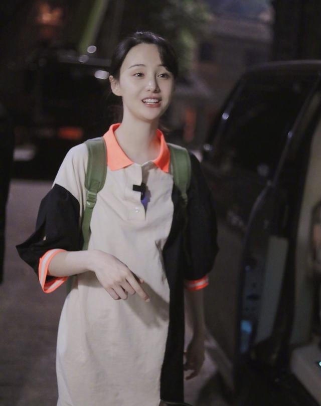 班了,穿拼接运动裙少女感爆棚,小脸一抬美成初恋