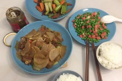 朋友圈晒给老婆做的饭菜，朋友评论亮了：原来结婚这么凄惨！