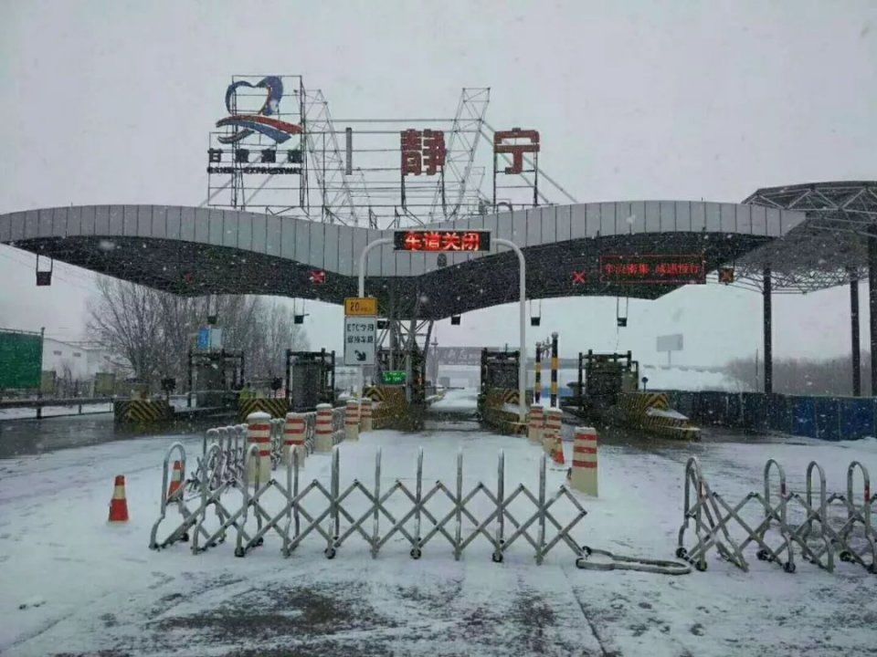 狗年的雪花飘落兰州，在途中的你也不要担心，公路铁路最新情况在