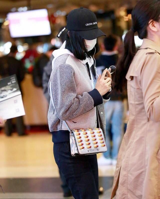 唐嫣脚踩卫生巾?迪丽热巴颜值被清洁工秒杀?