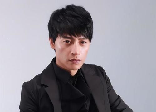 陈志朋参加小商场演出，舞台布置简陋，台下无人与他捧场令人唏嘘