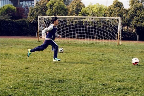 昆明少儿足球训练日志:踢球吧孩子!在阳光下欢