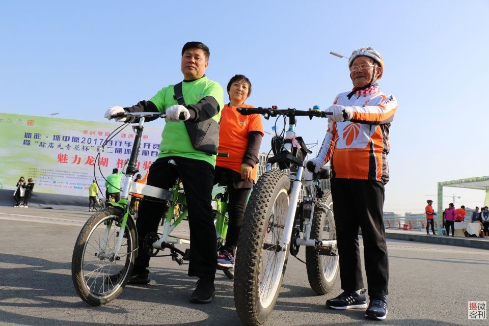 90岁老翁参加自行车赛轻松骑完全程 平时每天