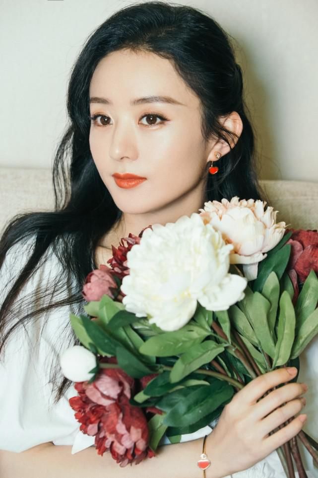 杨幂和赵丽颖谁的实绩最强?赵丽颖造型师点赞力挺杨幂后发文道歉