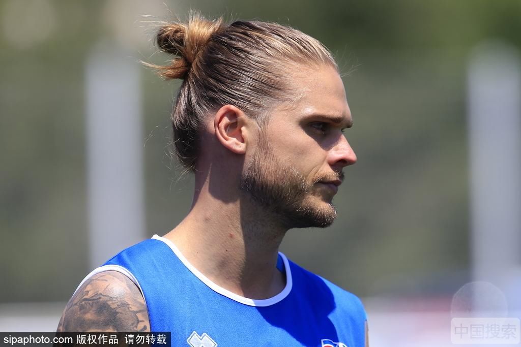 冰岛队举行首堂训练课 高温难挡球迷热情