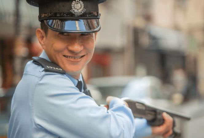 他是最惨影帝，公众场合从不敢说自己的名字，说了就会被嘲笑