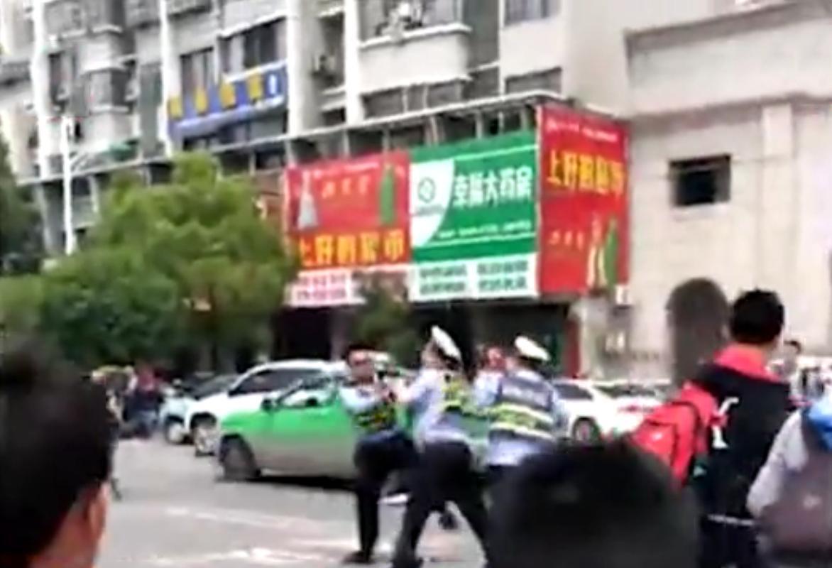 安徽桐城2名交警执勤时当街互殴 桐城公安:辅