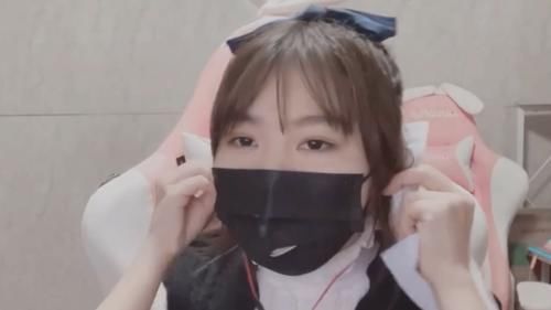 小团团再次露脸引发重大失误，口罩滑落露出蒜头大鼻，弹幕炸裂