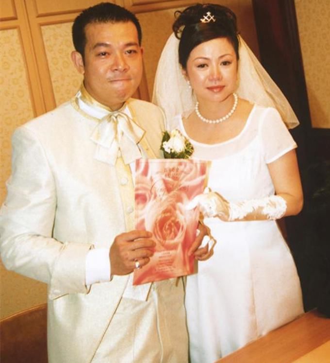 吴毅将妻子为爱女庆生，17岁女儿罕露面，清纯出众不输港姐妈妈