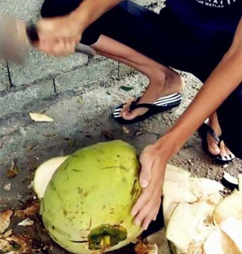 男子花2块钱在街边买了个大椰子, 他偷着乐, 回