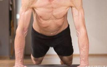 每天做200个俯卧撑, 能练出胸肌吗? 教练的回