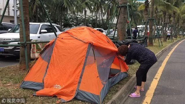 海南万车大滞留，海口到深圳机票近两万，还要中转哈尔滨!