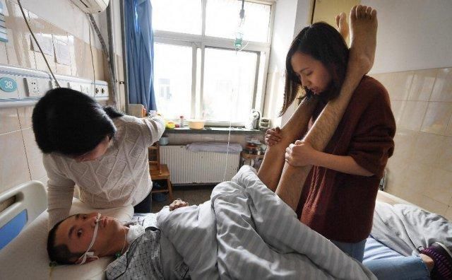 男子意外中毒昏迷不醒 女友病床前守 8 个月