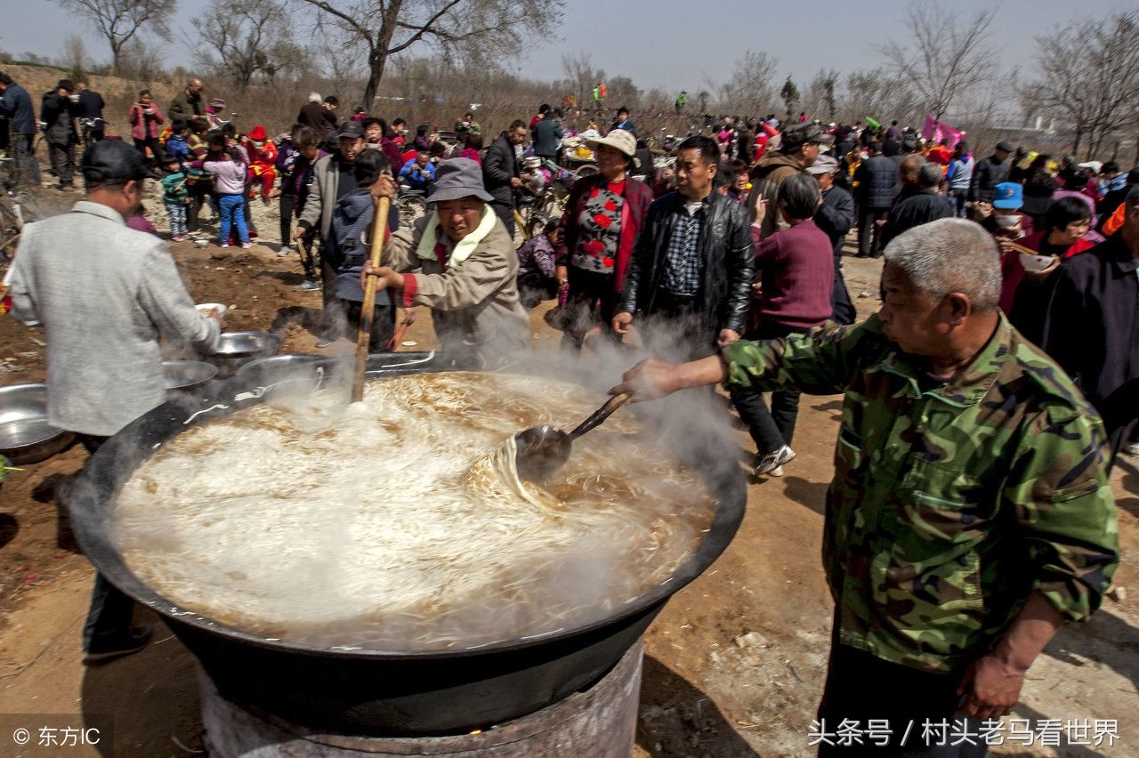 河南安阳县白龙潭庙会上，2000人同吃“大锅饭”