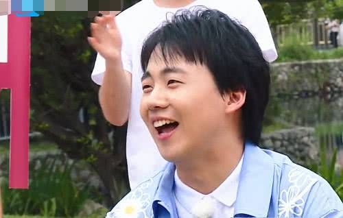 奔跑吧:蔡徐坤在玩棒球时,谁注意郭麒麟的表情,满脸嫌弃藏不住