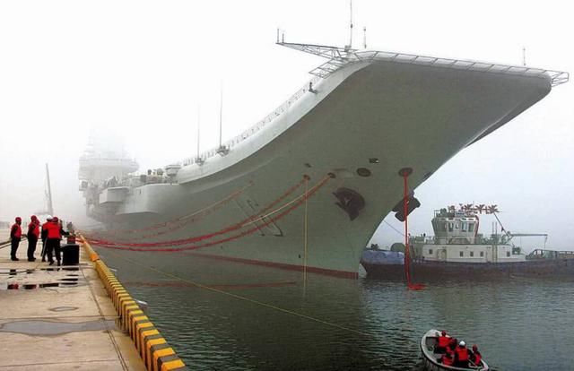 航母在海上遭遇台风怎么办?美国头也不回就跑