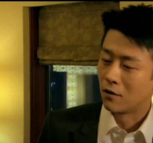 亲妈是制片人，干妈是知名导演，有演技有颜值他却平淡存在了20年