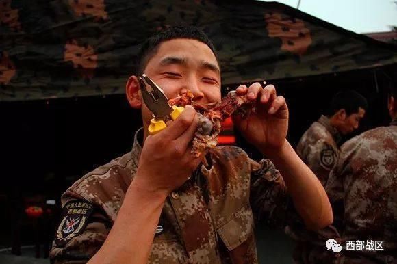 年夜饭大羊整只烤!只有在部队，才能体会到这种豪迈感