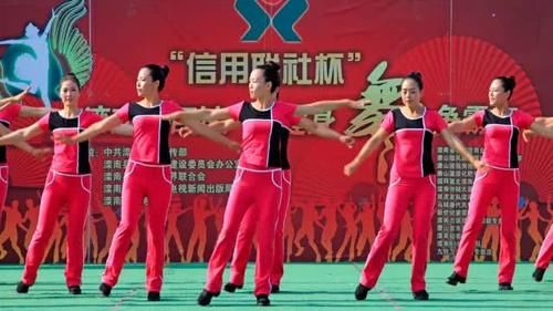 在家怎么锻炼身体广场舞 t01cc76332f015812ff.jpg