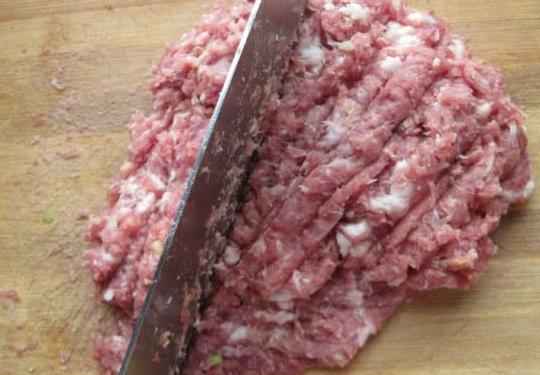 拌肉馅时,先放水还是先放油?我一直弄错,难怪