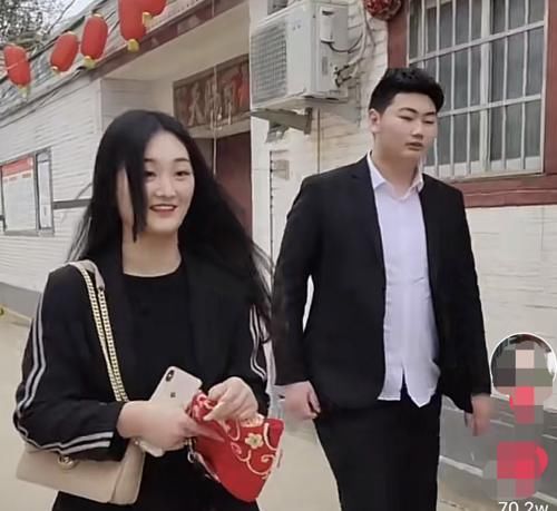 大衣哥朱之文儿子结婚，老家被围水泄不通，儿子敬酒略显不懂礼数