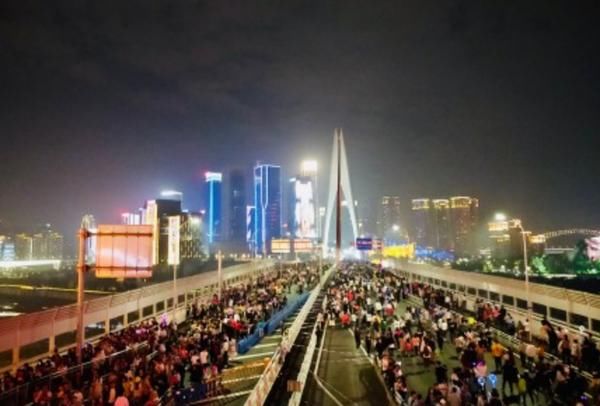 重庆人民太热情,直接封桥让游客拍照打卡,网友