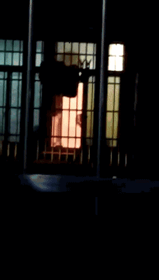 问:刚刚偷拍一个女的洗澡(我邻居),她老公不在家,不小心被她发现了.