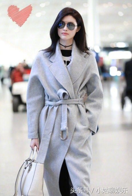 何穗穿白大褂机场走秀,气色不佳?网友低调提醒