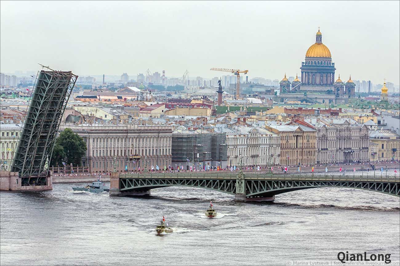 俄罗斯举行海军节阅舰式彩排 海军航空兵在空