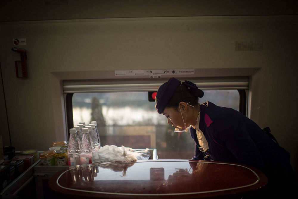 镜头下:高铁餐车乘务员的日常生活