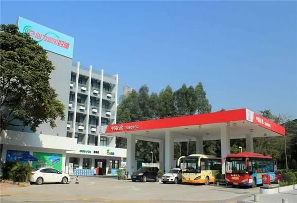 为什么加油站工资不到三千,很多人却抢着干?到底有啥“内幕”?