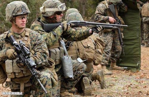 美军常规部队手中的ACOG瞄准镜究竟好不好用