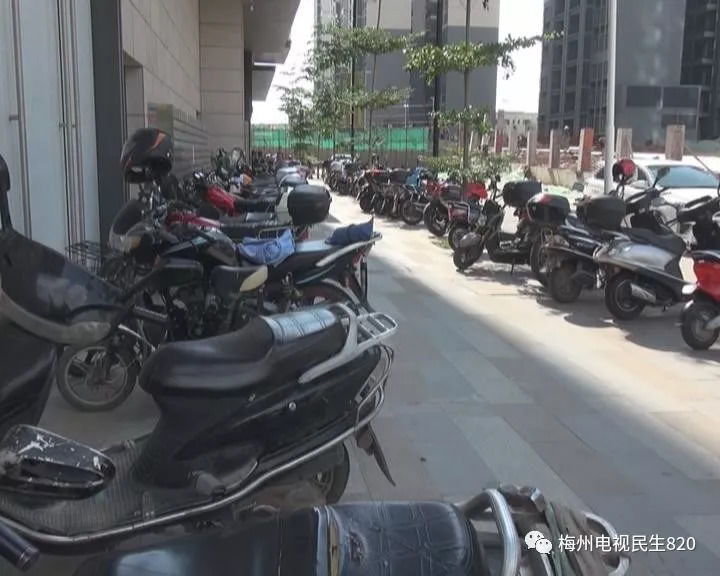 物业公司禁止业主摩托车停入车库,还频频加锁
