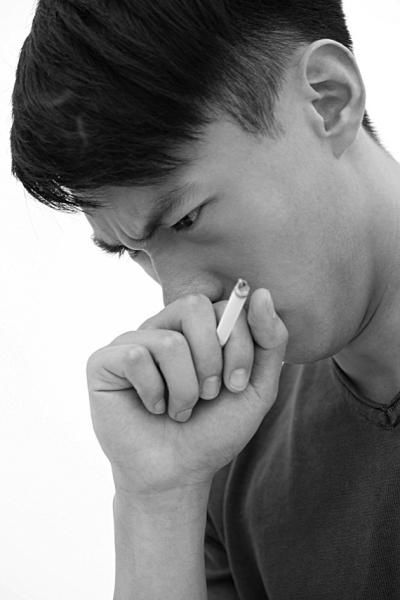 长期抽烟易咳嗽的人,在白开水中加点它,清肺