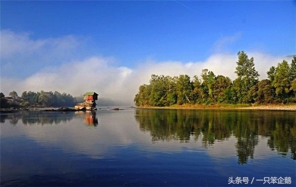 全球最牛“钉子户”:矗立河中50年，洪水暴发也未将它冲垮!