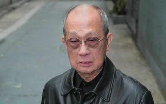86岁老戏骨大胆秀恩爱，罗兰罕现身，戴同款眼镜打扮朴素很恩爱