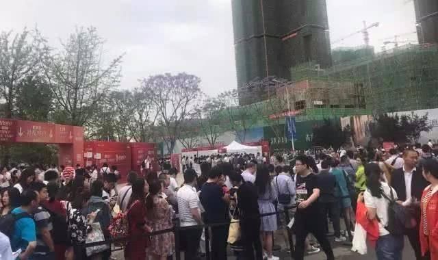 又一城市买房摇号!离婚、托关系、通宵排队,土