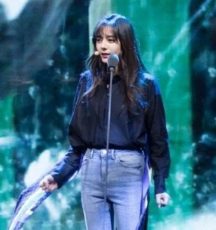 迪丽热巴现身《声临其境》 黑衬衫搭配牛仔裤