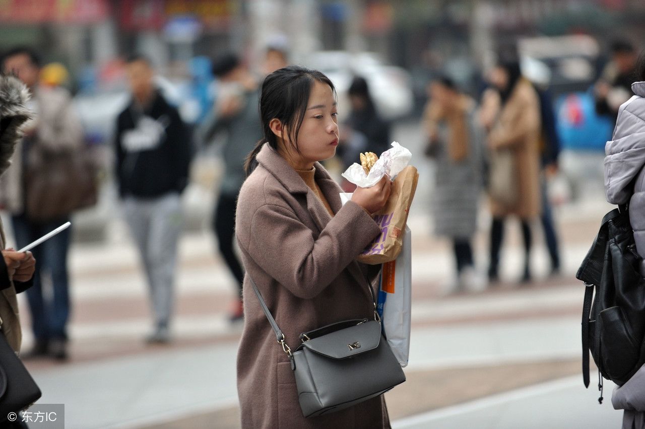 被称为早餐之都的武汉，为什么多用纸碗来盛放早餐呢?原因是……