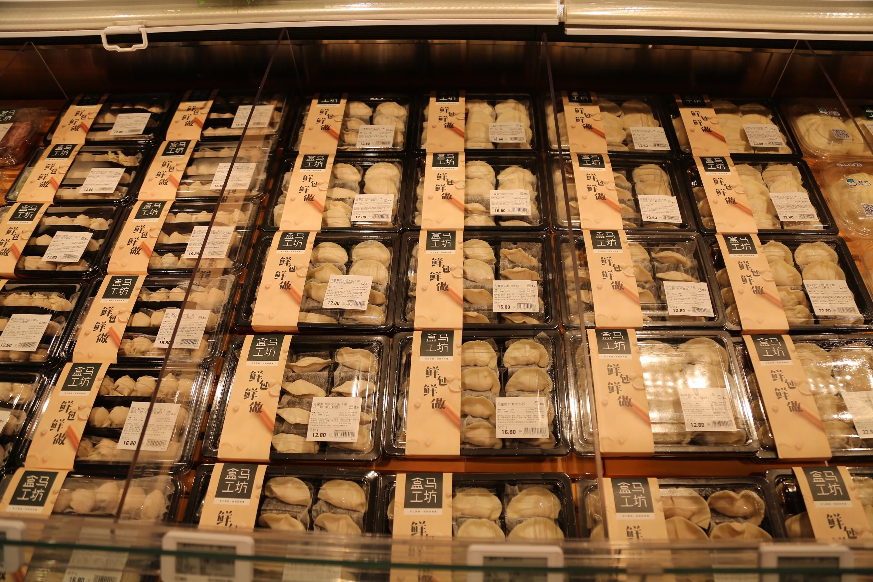 盒马鲜生武汉首家店今天开业 热心市民踊跃尝