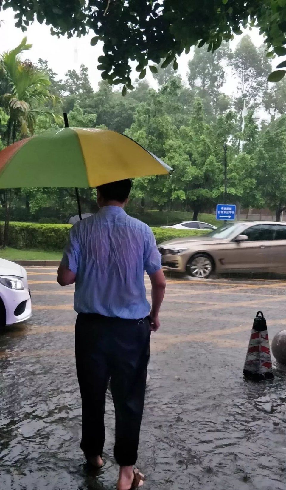 雷暴雨突袭广州!广东多地严重水浸+塞车!未来还有5号台风...