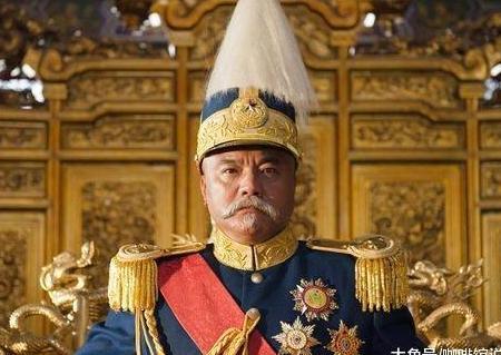 后, 袁世凯在文书中改了一个字, 皇亲贵族们弹冠相庆