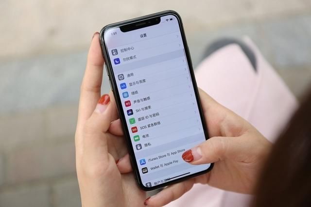 大屏版iPhone X外观确认!依旧刘海屏,黑边宽度