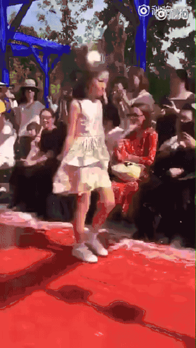 和黄多多同台走秀,李嫣的天后基因太可怕了!