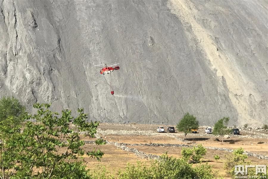 四川木里森林火灾火场用直升机对悬崖等危险地