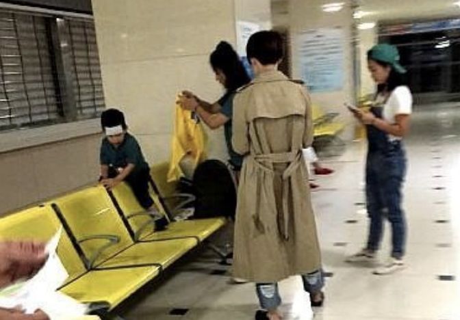 亲儿子哭得都吐了,何洁居然冷漠旁观被批太狠