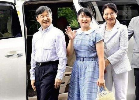 日本天皇一家乘车去皇宫，18岁爱子公主面容丰盈，半年内首度亮相