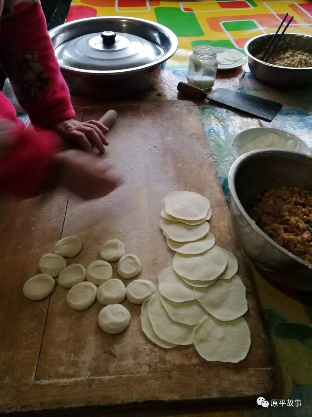 我家包饺子场面感十足